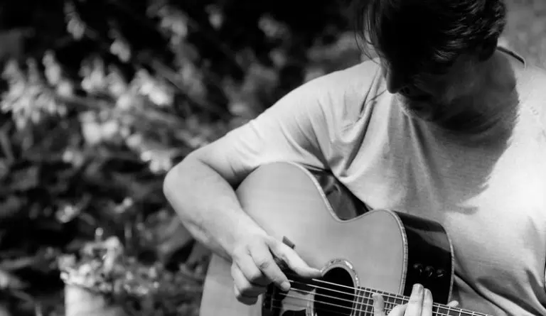 Novi muzički projekat Asima Haračića: “Stranac” dostupan svima i bez recepta