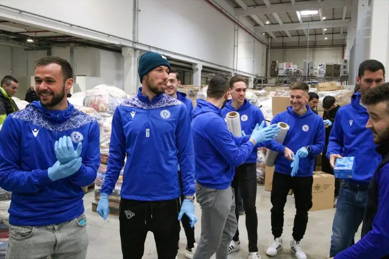 Fudbaleri Željezničara umjesto treninga pomagali u pakovanju pomoći za Tursku i Siriju