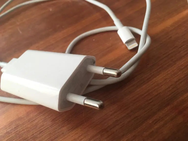Ostavljate punjač u utičnici nakon punjenja mobitela? Evo zašto to nije dobro