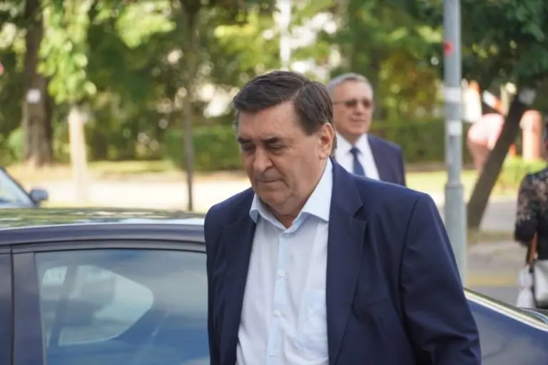 Zamijeniti tužioca koji zastupa optužnicu protiv Obrena Petrovića