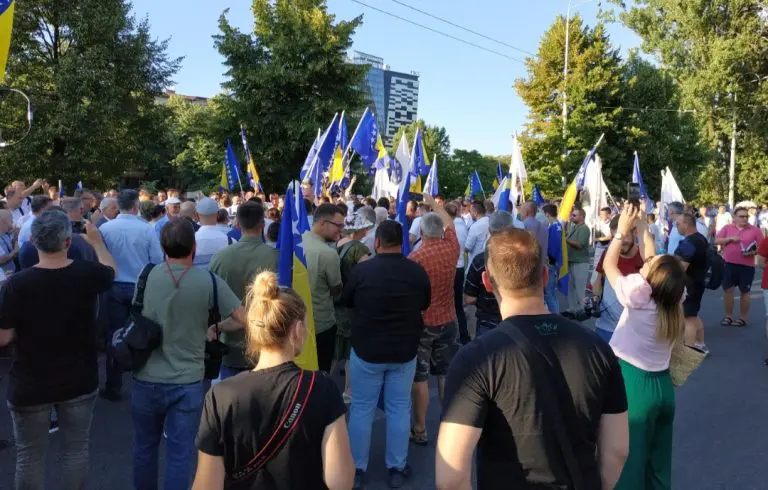 Više od 1000 građana stiglo pred zgradu OHR-a (FOTO)