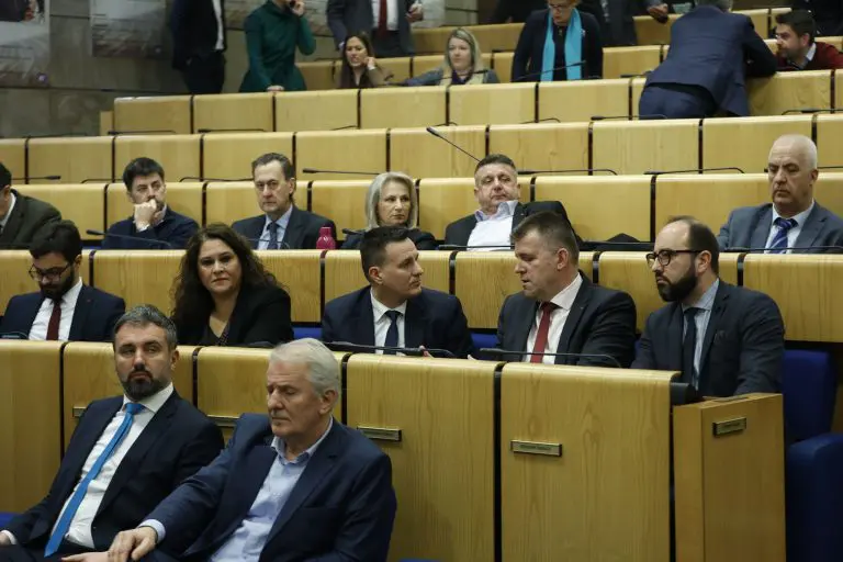 Moraju li brojni zakoni čekati da se formira federalna vlada?