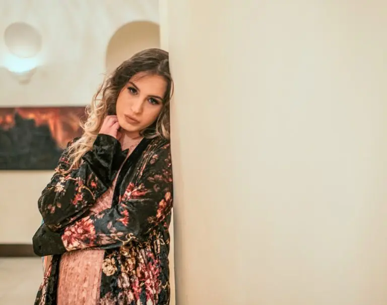 Objavljena nova knjiga poezije Mihaele Šumić „Imenik Laure Carvalhoˮ