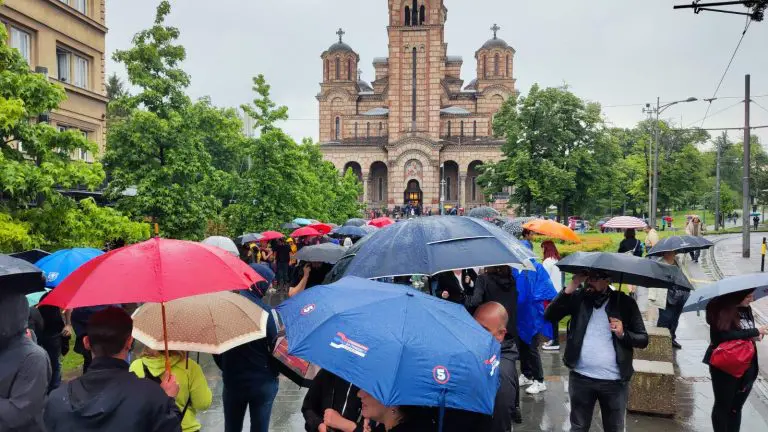 Četvrti protest „Srbija protiv nasilja“: Blokiran saobraćaj kod Skupštine, nema izmjena zbog kiše