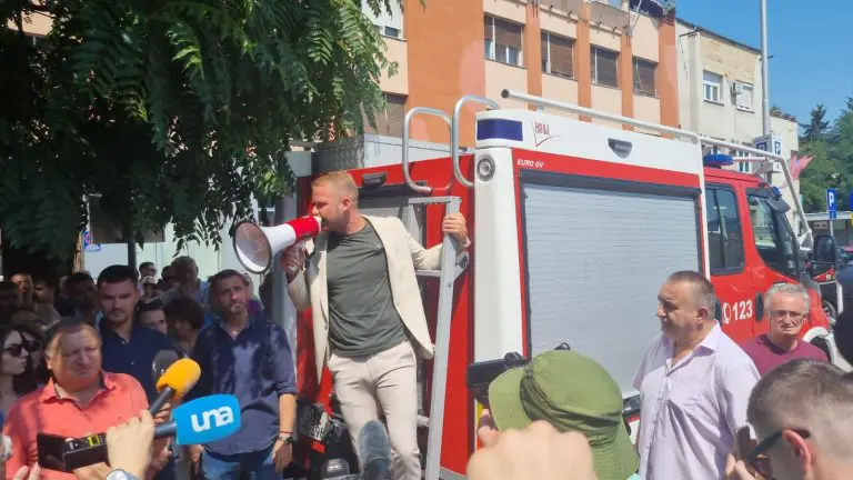 Deložacija odgođena, Stanivuković završio u vatrogasnom vozilu: Kako je Banjaluka uopšte izgubila parking vrijedan miliona maraka?