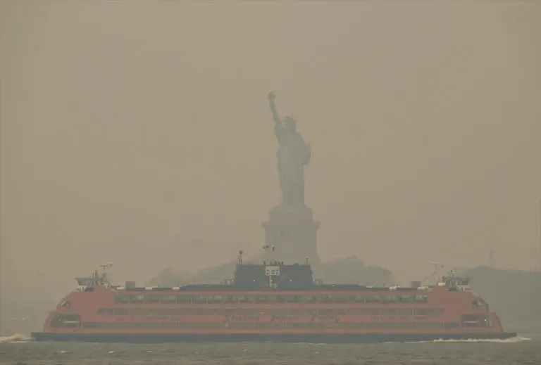 Kip slobode u narančastoj izmaglici od kanadskih požara