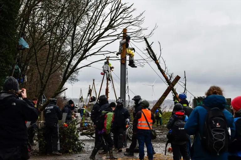 Njemački ekološki aktivisti nastavljaju borbu protiv proširenja rudnika uglja: Ljudi po banderama, policija nosi okupljene