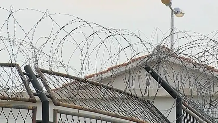 Dvojica zatvorenika pobjegla iz zatvora: Svladali su čuvara i preskočili zid! Uhvatili su ih…