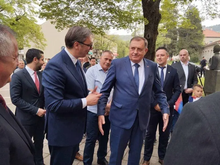 Ko to dolazi da spasi “posrnulu opštinu”: Vučić, a uz njega Dodik i Višković