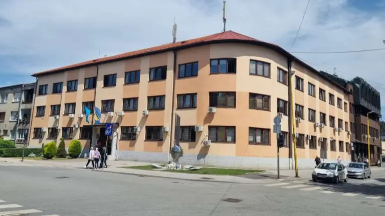 U Tuzli poginuo radnik, pao sa visine od 11 metara