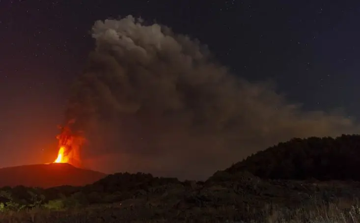 Etna ponovo izbacuje vruć pepeo i lavu: Letovi na Siciliji otkazani ili preusmjereni