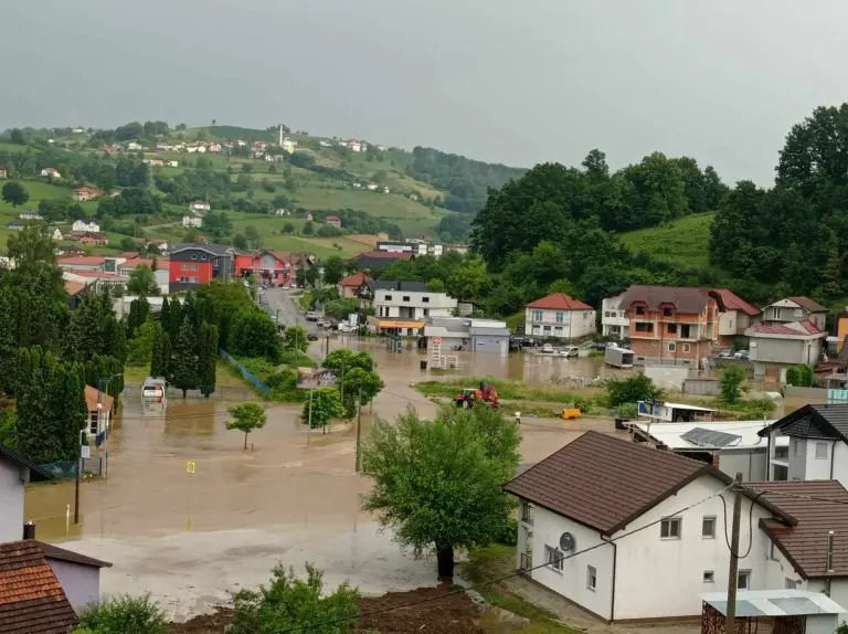 Obilna kiša dovela do poplava: Pod vodom oko 100 objekata u Bužimu