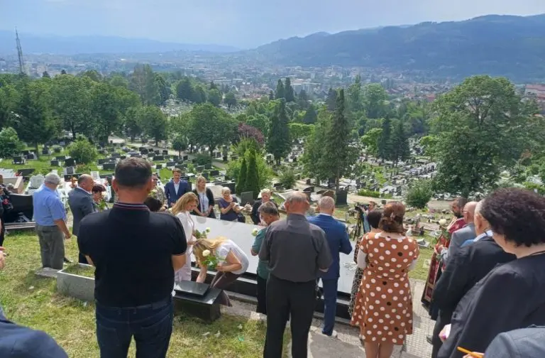 Služen parastos za 12 banjalučkih beba koje su umrle 1992. godine zbog nedostatka kisika