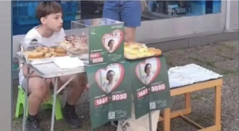 Dječak prodaje krofne da skupi novac za liječenje majke