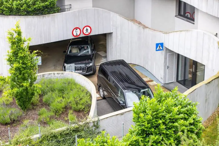 Gužva ispred Ficove rezidencije: Primijećeni brojni automobili i policija, svi se pitaju šta se dešava