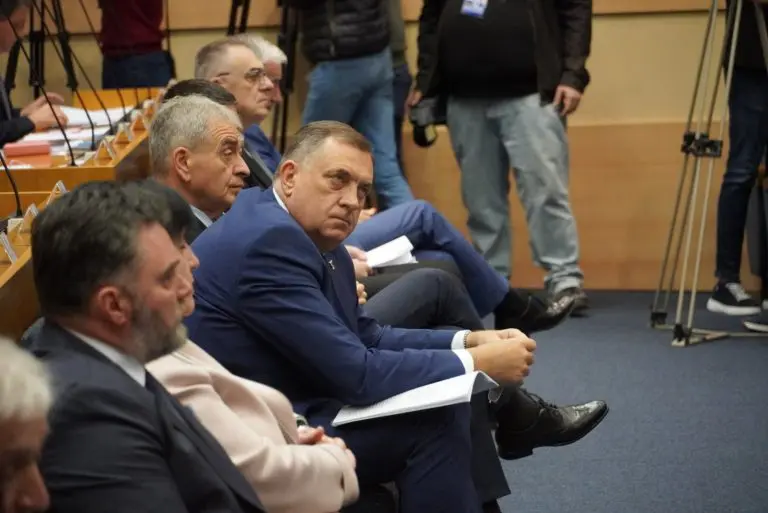 Dodik poručio da RS i FBiH moraju srađivati i da je dijalog moguć samo bez miješanja stranaca