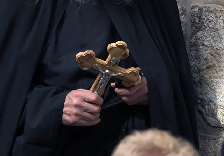 Sveštenik kupovao kokain na “crveno slovo”