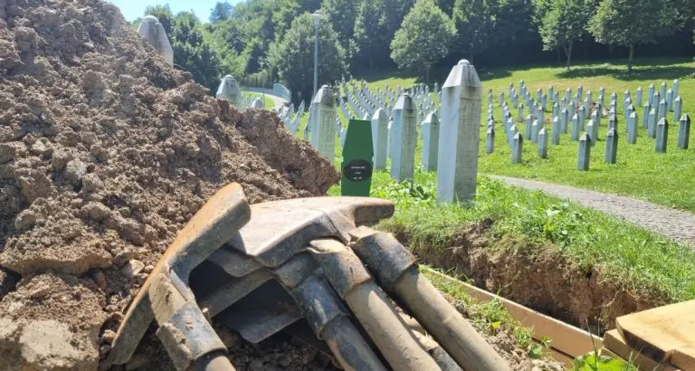 Potočari: Klanjana dženaza i obavljen ukop 14 nevinih žrtava (foto)