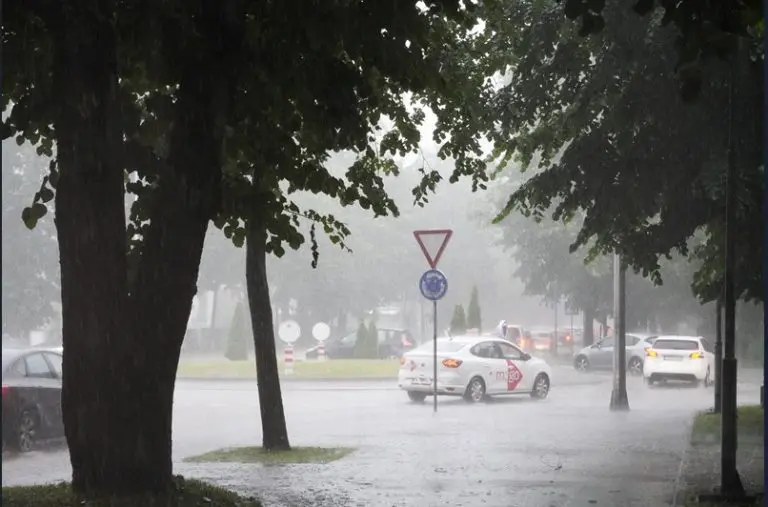 Banjaluku pogodilo snažno nevrijeme, grmljavina i led, na ulicama kolaps!