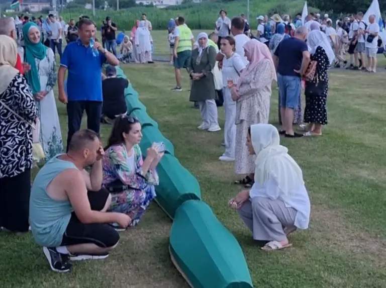 Potočari: Tabuti žrtava izneseni na musalu Memorijalnog centra