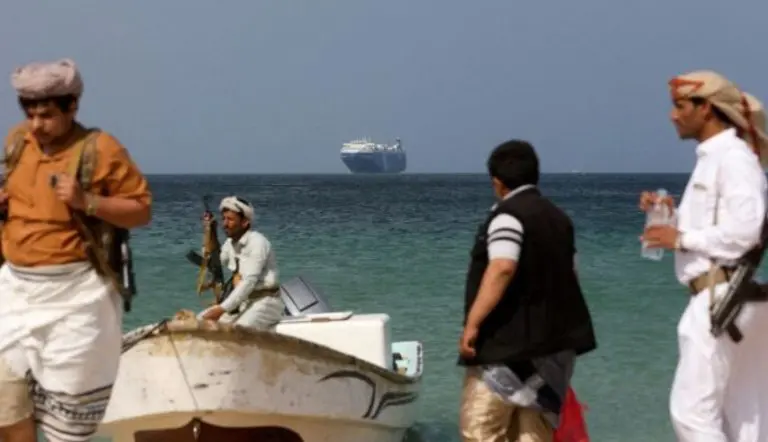 Huti gađali tri teretna broda i dva američka razarača