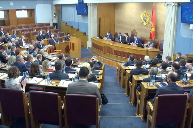 Haos u Crnoj Gori: Opozicija blokirala Spajića da dođe do govornice (VIDEO)