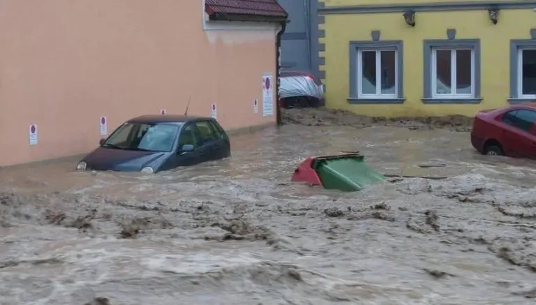 Apokalipsa u Austriji: Voda guta ulice, poplave nose automobile, oštećene i kuće (VIDEO)