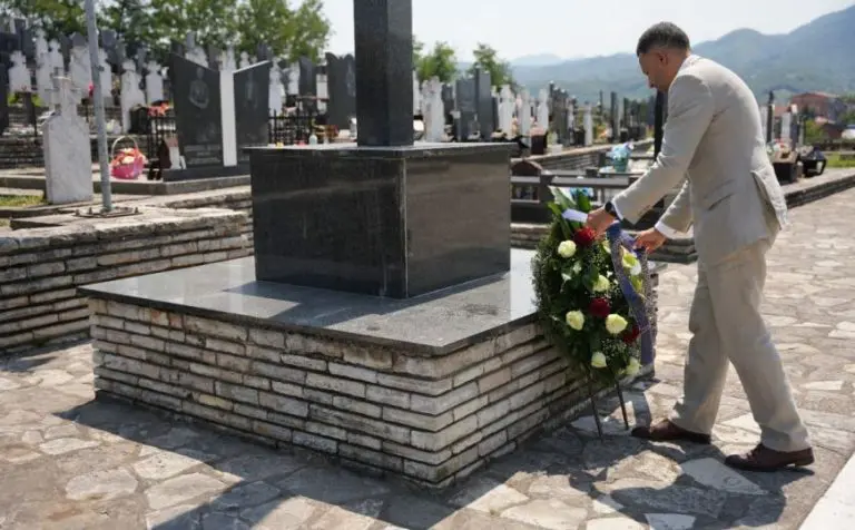 Bratunac: Jesu li civilne žrtve iste i zašto je odavanje pošte srpskim civilima izazvalo lavinu osuda u Sarajevu?