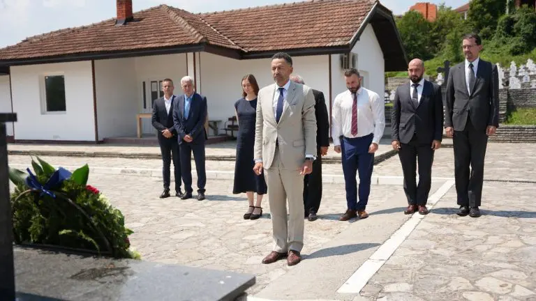 Majke Srebrenice kritikovale Delegaciji EU zbog polaganja vijenaca u Bratuncu