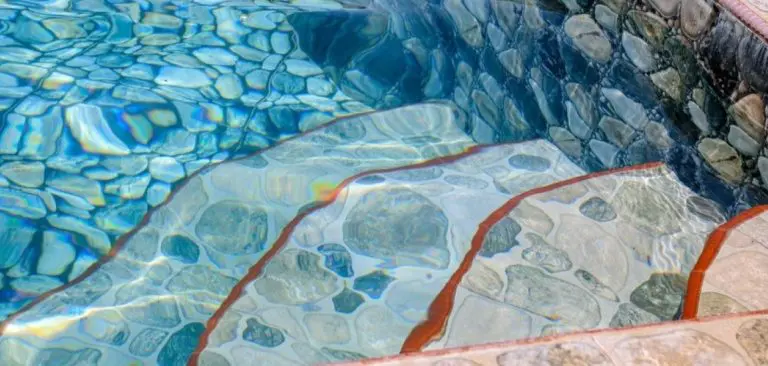 Sami i bez pomoći mašina napravili mali bazen u svome dvorištu i sada svi žele jedan takav