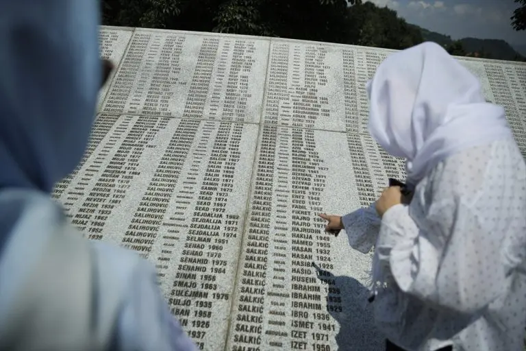 Majke Srebrenice u Kravici ponovno dočekao katanac