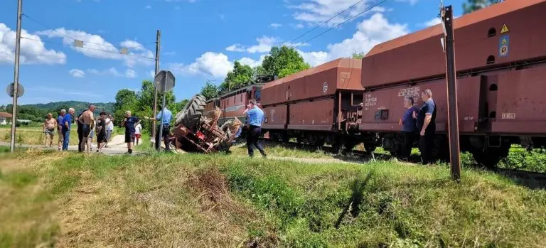 Teretni voz ŽRS naletio na traktor koji nije poštovao saobraćajnu signalizaciju