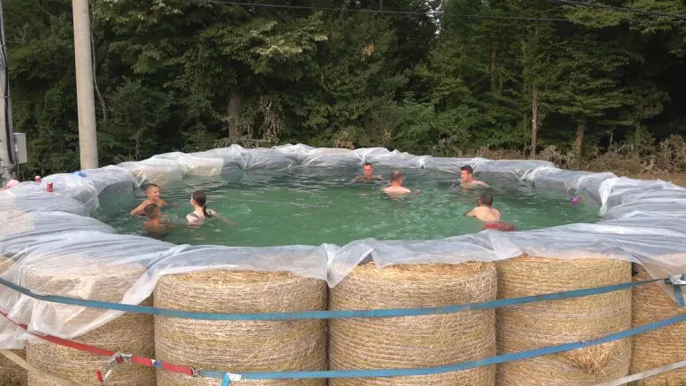 Posjetili smo nevjerovatni bazen koji su mladići napravili od sijena, otkrili i koliko ih je sve koštalo (VIDEO)