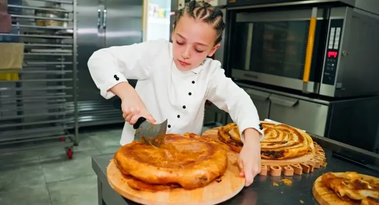 Lena ima 9 godina i najmlađa je burek-majstorica