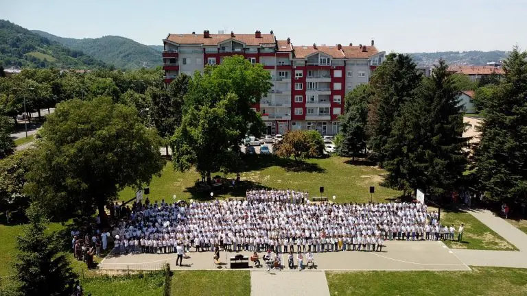 “Hej, Zvončice”: Dirljiv performans u OŠ “Branko Radičević” za nastradalu pedagogicu (VIDEO)