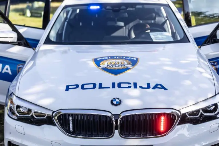 Upalio automobil na nizbrdici i izišao iz njega, automobil krenuo i pregazio dijete