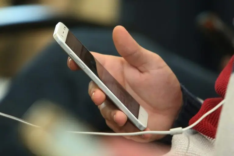Stručnjaci otkrivaju: Da li je dobro ili loše puniti telefon više puta dnevno
