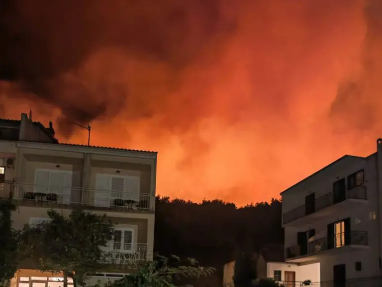 Dramatične slike: Požar kod Tučepa izazvao pčelar, vatra se širi prema Podgori (VIDEO)