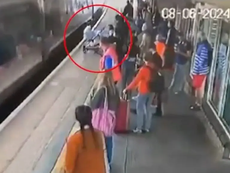 Kolica sa tromjesečnom bebom umalo završila pod vozom (VIDEO)