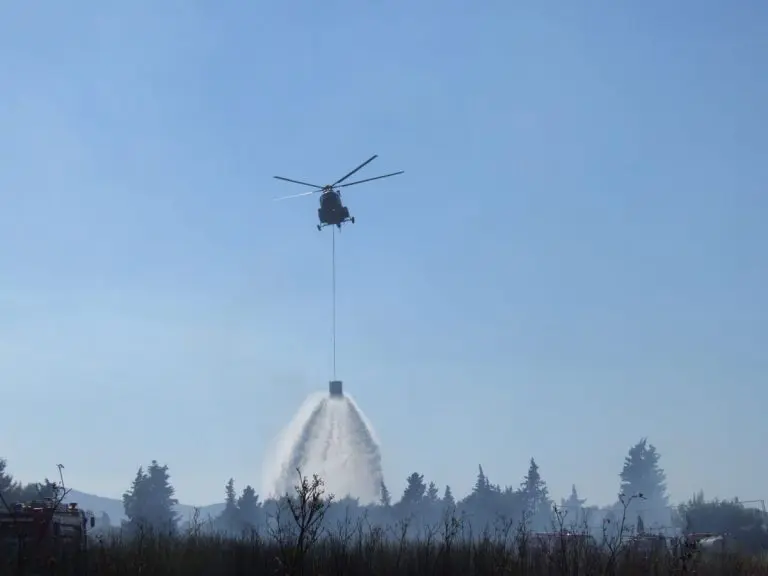 POŽAR U GRČKOJ Helikopteri prelijeću popularno ljetovalište