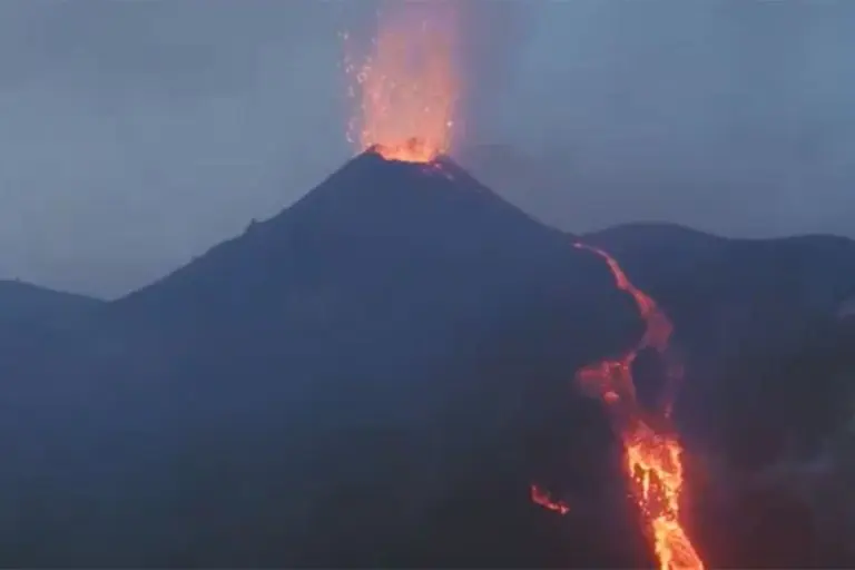 Eruptirala Etna, oblak se širi prema gradu (VIDEO)