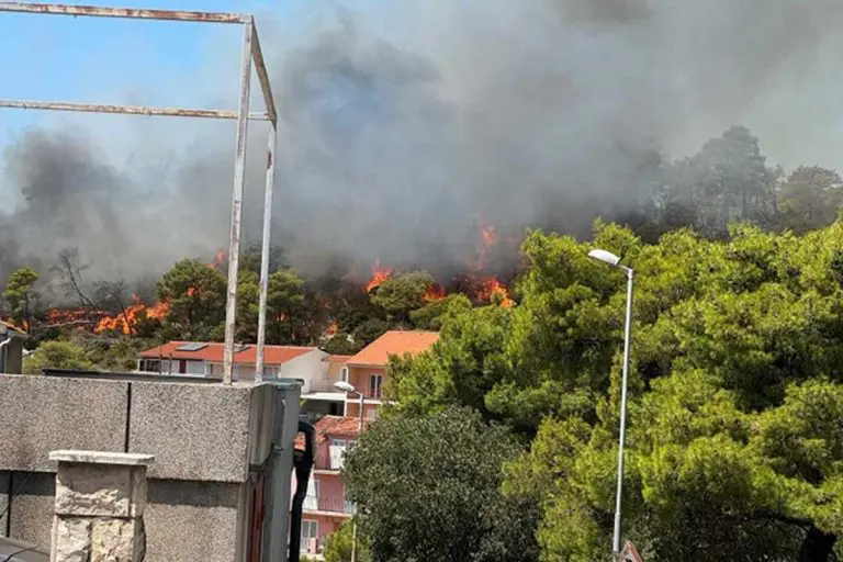 Požar u Šibeniku, dim nadvio grad: Gori blizu kuća i bolnice