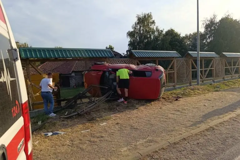 Nezgoda kod Bijeljine: “Golf” se prevrnuo, vozač zbrinut