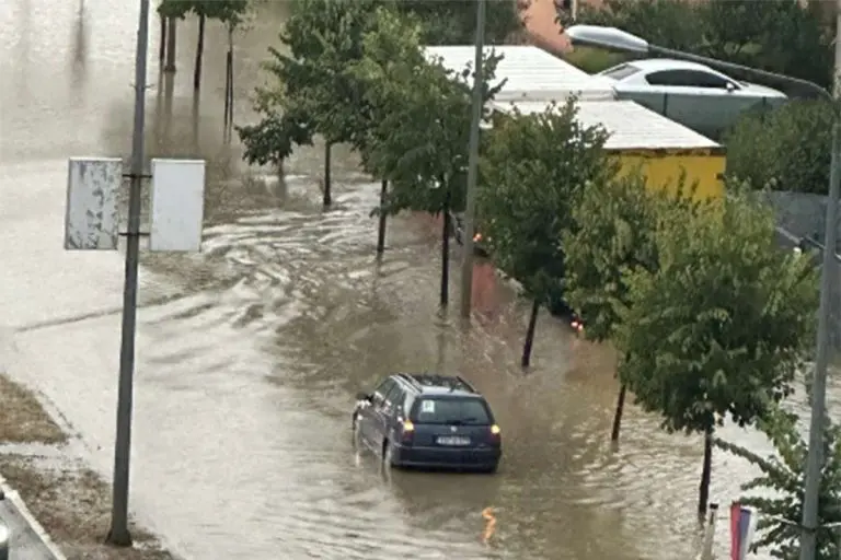 Kiša napravila haos u Banjaluci, ulice pod vodom, izbijeni šahtovi