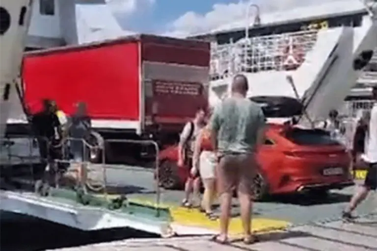 Novi problem na trajektu Jadrolinije: Vozila izlaze na rikverc, rampa se nije mogla spustiti