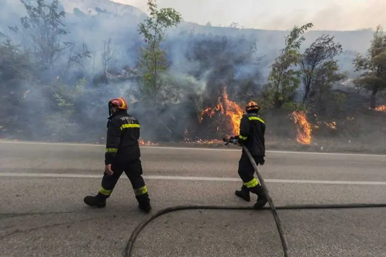 Širi se požar kod Splita: Mještani brane kuće