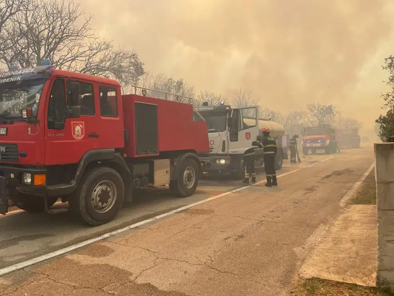 Vatrogasci strahuju od bure: Požari u Dalmaciji za sad pod kontrolom