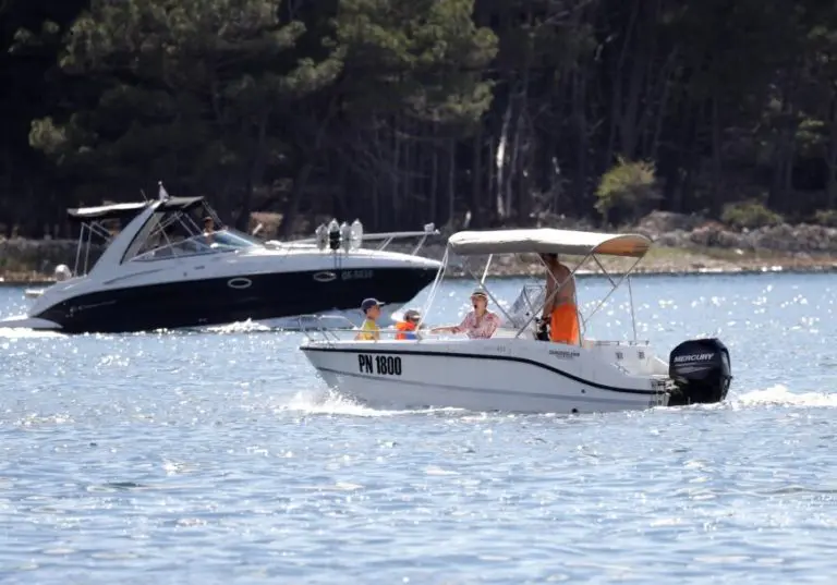 Par iz Hrvatske tvrdi da su ih napali Pirati na Jadranu