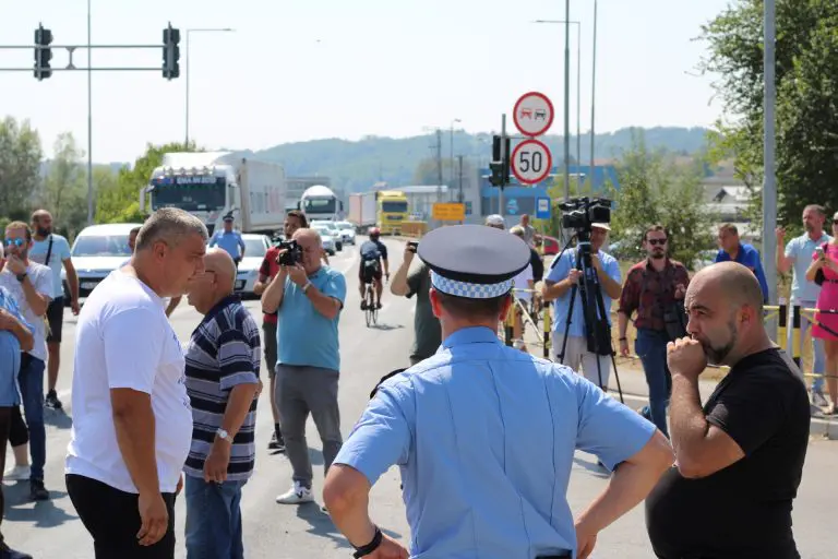 Očajni građani blokirali put Banjaluka-Prijedor, nemaju vode za osnovne potrebe: “Izvinite ako se osjetimo, ne kupamo se baš redovno”