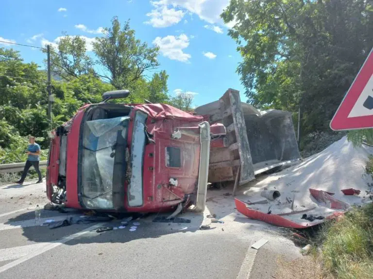 Na izlazu iz Banjaluke prevrnuo se kamion, saobraćaj usporen